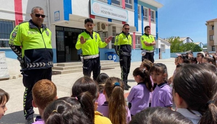 Polisler trafik güvenliğinin önemini anlattılar