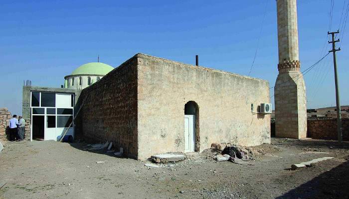 Mimarisi kiliseye benzetilen camiye halktan tepki