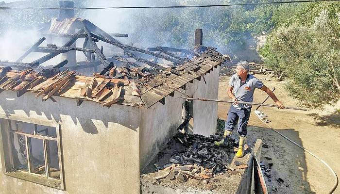 Kullanılmayan boş ev yandı