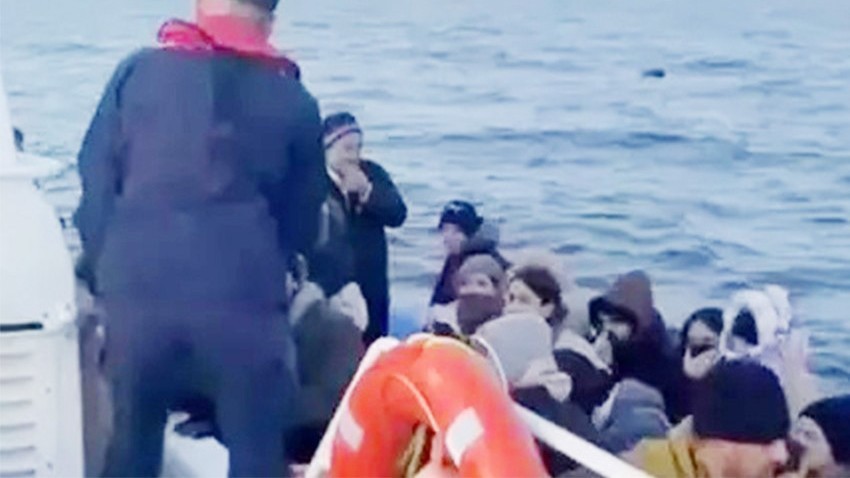 11 kaçak göçmen boğulmaktan kurtarıldı