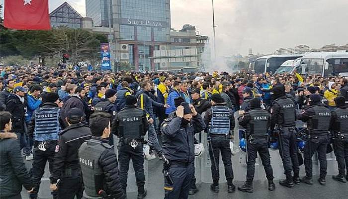  Fenerbahçe taraftarları ile polis arasında arbede