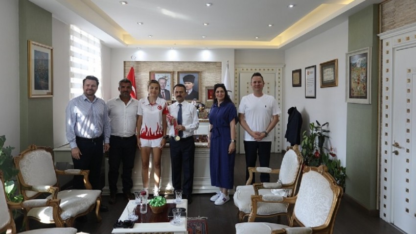 Vali İlhami Aktaş, İşitme Engelliler Tenis Milli Sporcusu Naz Albayrak'ı Kabul Etti
