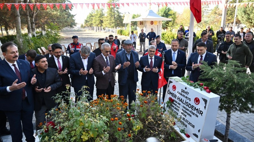 15 TEMMUZ KAHRAMANI ŞEHİT ÖMER HALİSDEMİR’İN KABRİNİ ZİYARET ETTİ