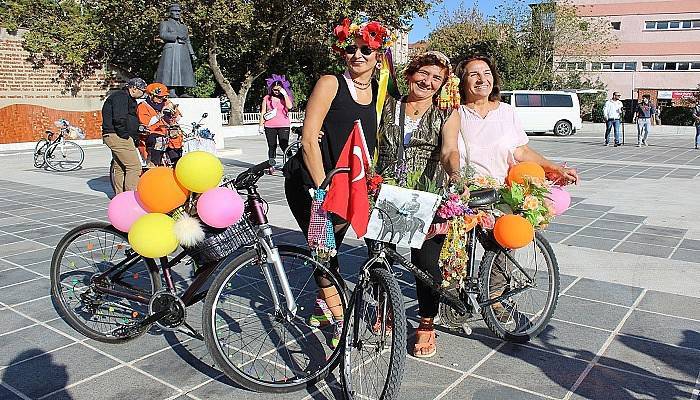 'Süslü kadınlar', otomobilsiz kentler için pedal çevirdi