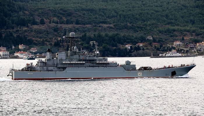 Rus savaş gemisi 'Azov' Çanakkale Boğazı'ndan geçti