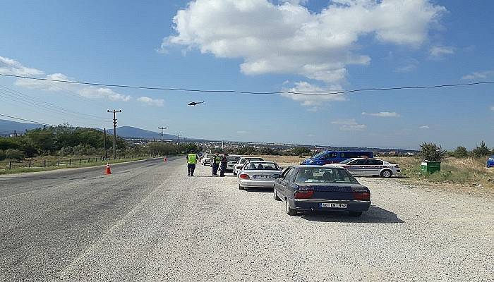 Jandarma, helikopter ile havadan trafik denetimi yaptı