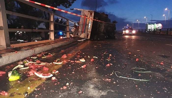 Karpuz yüklü kamyonet devrildi: 2 yaralı