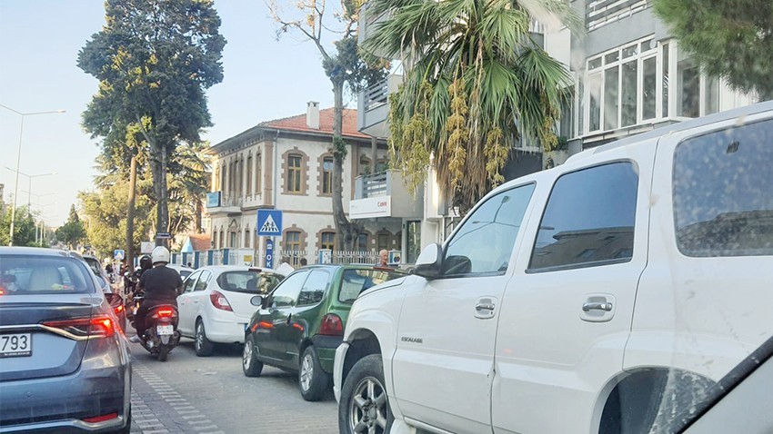 18 Mart İlkokulu önünde trafik çilesi