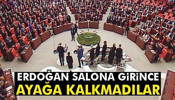 Erdoğan salona girince ayağa kalkmadılar