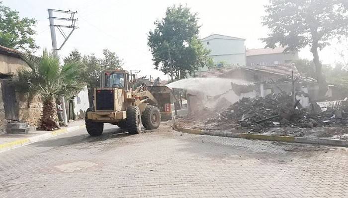  Karabiga’da Metruk Binalar Yıkılmaya Devam Ediyor 