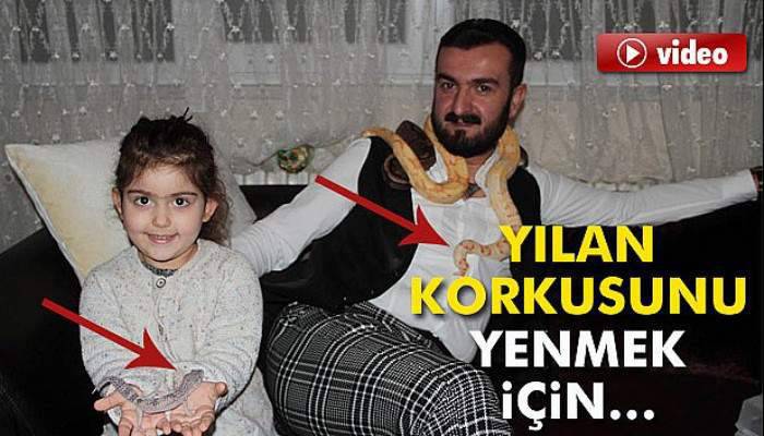  Yılan korkusunu yenmek için evinde yılan besliyor