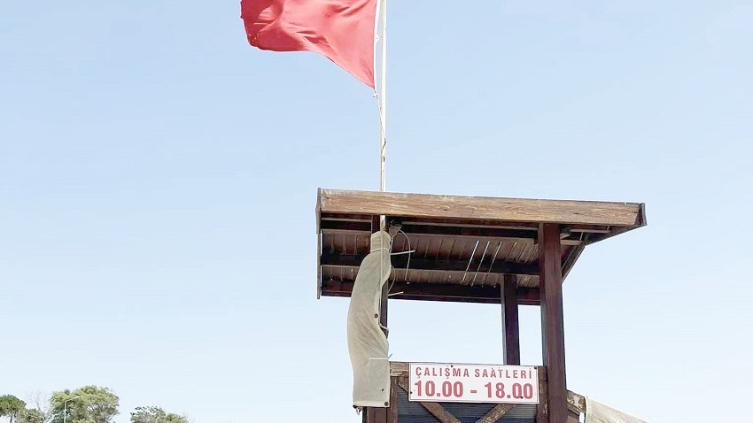 Hamzakoy Plajı'nda Kırmızı Bayrak Tartışması