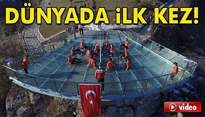 Cam teras üzerinde voleybol 