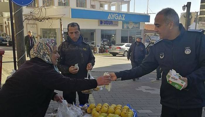 Zabıta eldiven dağıttı