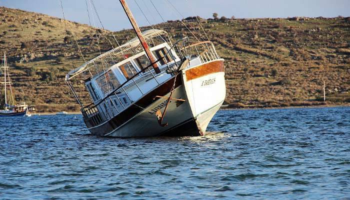 2 yüz bin liralık tekne kaderine terk edildi