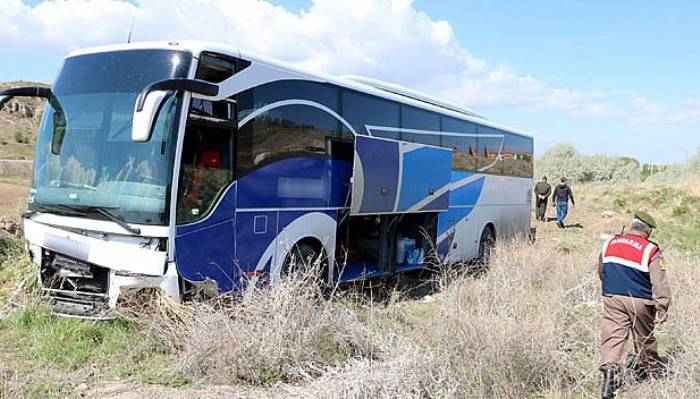 Yolcu otobüsü tarlaya girdi: 10 yaralı