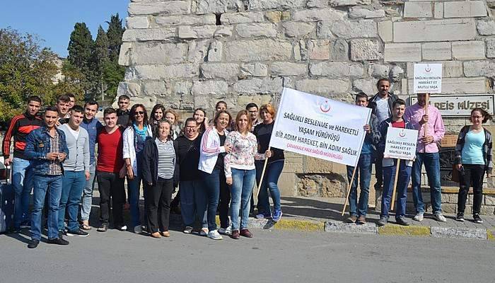 Gelibolulu sağlıkçılardan anlamlı yürüyüş