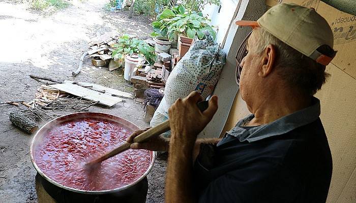 Köylerde kışlık salçalar hazırlanıyor