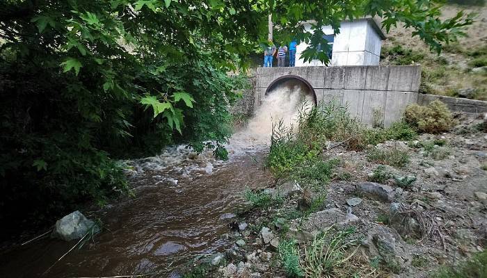 Tayfur Barajı'nda dip çamuru tahliyesi yapıldı