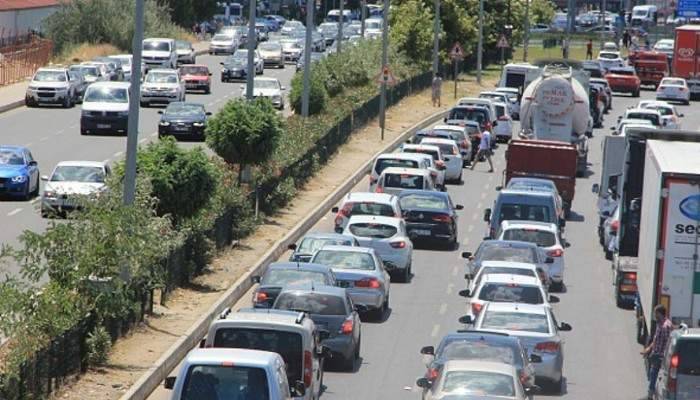 Bayram yoğunluğu yaşanan Akçay'a araç girişini önlemek için polis barikat kurdu