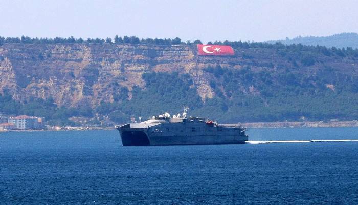 ABD savaş gemisi 'USNS Yuma', Çanakkale Boğazı'ndan geçti