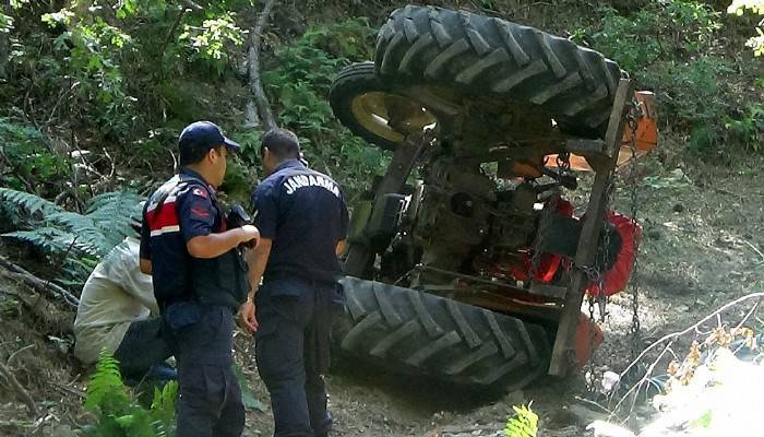 Devrilen traktörün altında kalan orman işçisi öldü