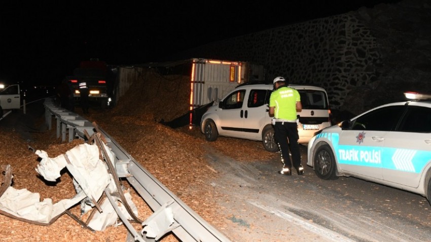 Çanakkale'de Virajda Devrilen Tırın Sürücüsü Öldü