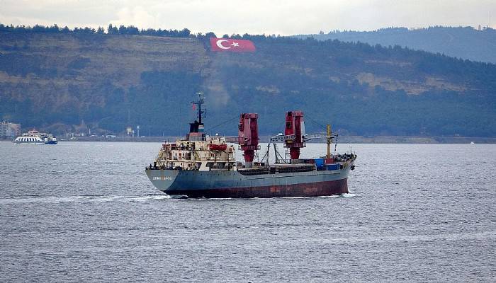 Rus askeri kargo gemisi 'Dvinitsa-50', Çanakkale Boğazı'ndan geçti