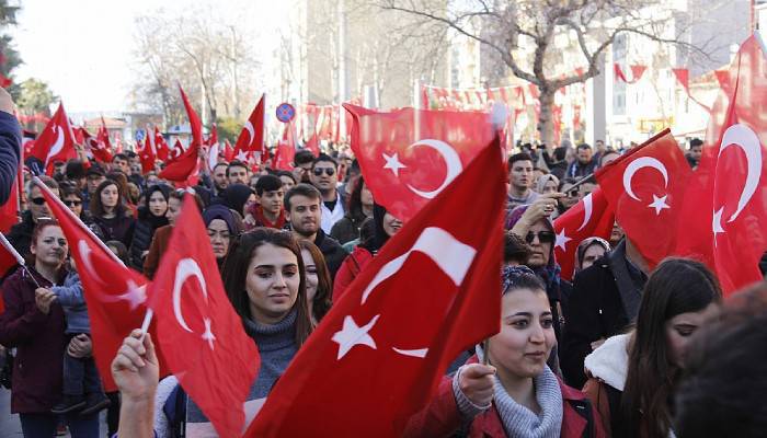 Çanakkale'de şehitler için bayrak yürüyüşü