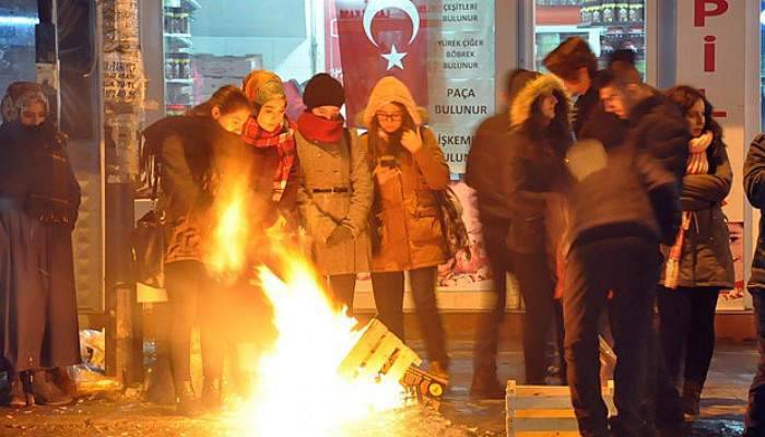 Soğuk vatandaşa durakta ateş yaktırdı