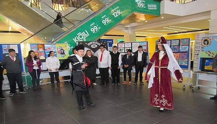  Özel çocuklar kendi yaptıkları resimleri sergiledi