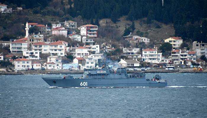 Rus mayın tarama gemisi ve askeri römorkörü Çanakkale Boğazı’ndan geçti