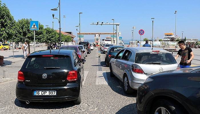 Çanakkale feribot iskelesinde tatilcilerin dönüş yoğunluğu