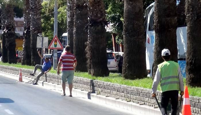 Yaya geçitleri kapatılınca refüjü böyle geçtiler