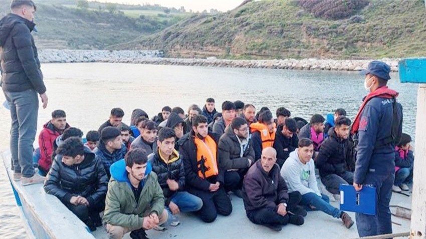 Ayvacık’ta 17 kaçak göçmen yakalandı