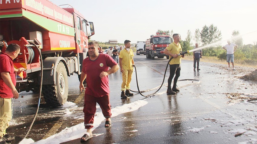 Saman yüklü TIR yandı