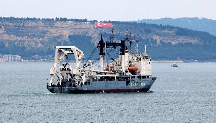 Rus askeri kurtarma gemisi, Çanakkale Boğazı'ndan geçti