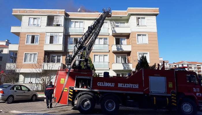 4 katlı apartmanda yangın; 10 kişi balkonlardan merdivenle kurtarıldı