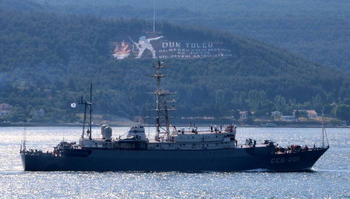 Rus savaş gemisi 'Priazovye', Çanakkale Boğazı'ndan geçti