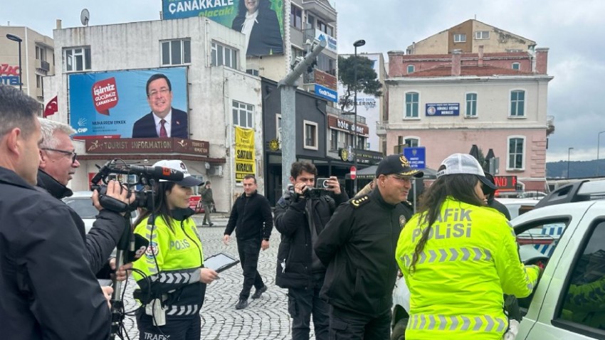 Öğrenciler Polislerin, Polisler Sürücülerin Kadınlar Gününü Kutladı