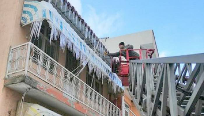 Bayramiç’te Buz Sarkıtlarını İtfaiye Ekipleri Temizledi