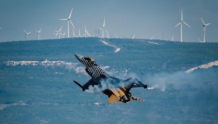 Çelik kanatlı kuşlar Çanakkale semalarında süzüldü