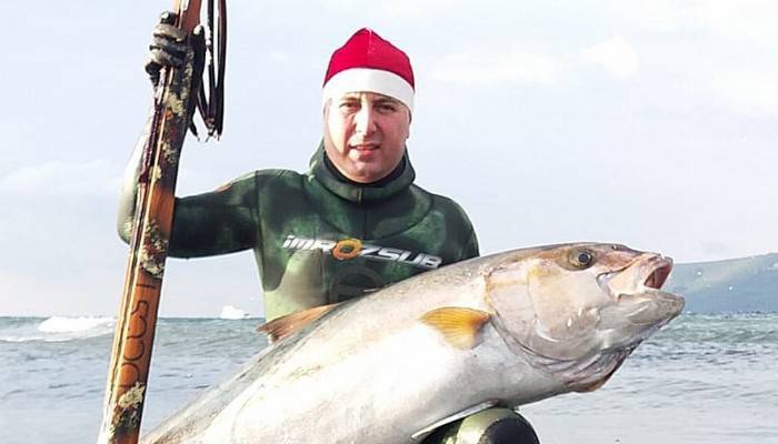 Avladığı 50 kiloluk balığı yılbaşı akşamı arkadaşları ile yiyecek