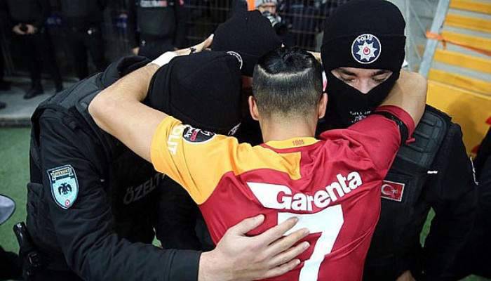  Yasin Öztekin, gol sevincini polislerle yaşadı