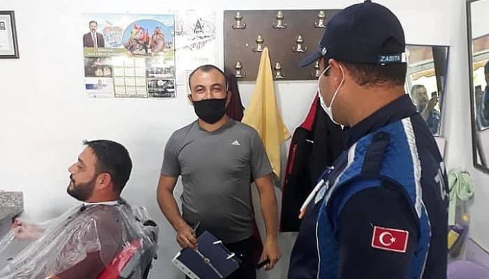 Berberlere maske dağıtıldı