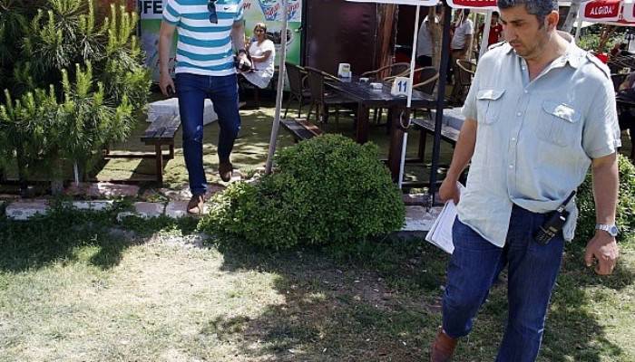  Eşini ve üvey oğlunu bıçaklayıp polis aracında 