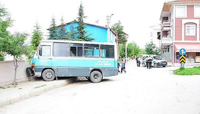  Freni patlayan minibüs okulun bahçe duvarına çarptı: 5 yaralı