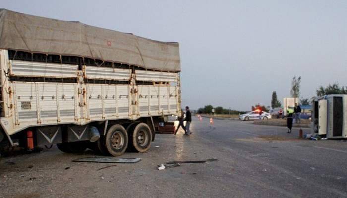 İşçileri taşıyan minibüse kamyon çarptı: 9’u ağır 31 yaralı