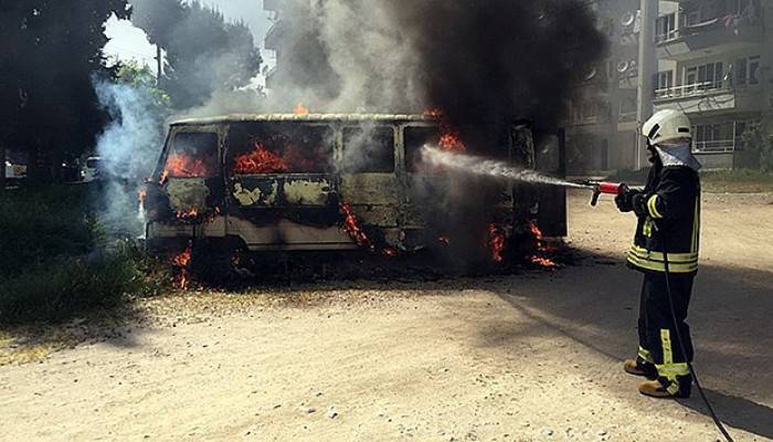  Terk edilmiş minibüs yandı 