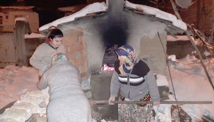 Depremzedelere Gönderilmek Üzere Köy Ekmeyi Yaptılar